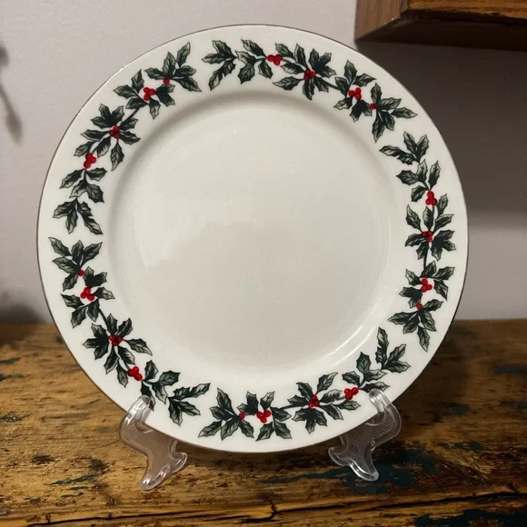 Holiday Holly Pattern Plate - Picture 2 of 4
